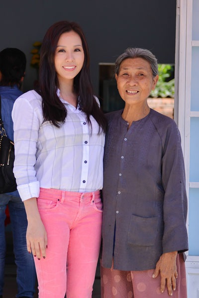 Thu Hoài tặng nhà tình thương cho cụ Hồ Chung