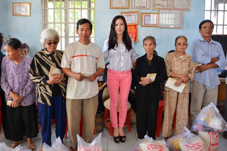 Đoàn từ thiện chụp ảnh kỷ niệm cùng các hộ dân được giúp đỡ