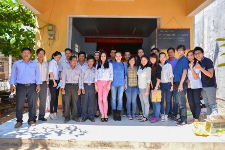 Đoàn từ thiện chụp ảnh kỷ niệm cùng các hộ dân được giúp đỡ