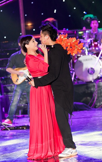 Tuấn Hưng bất ngờ ôm Phi Nhung nồng nhiệt