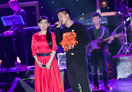 Tuấn Hưng tình tứ bên Phi Nhung