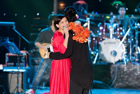 Tuấn Hưng bất ngờ ôm Phi Nhung nồng nhiệt