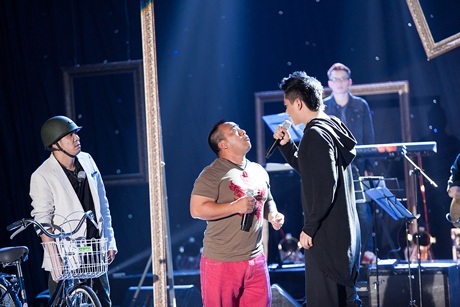 Tuấn Hưng tình tứ bên Phi Nhung