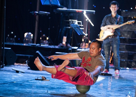 Hiếu Hiền diễn hài