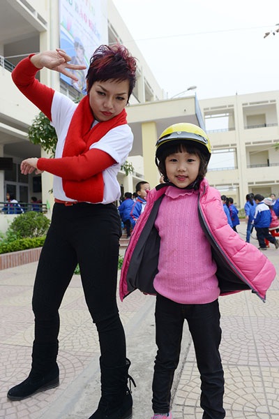 Sáng ngày 15/2, bé Thái An cùng mẹ tham gia Ngày hội bé yêu mũ bảo hiểm