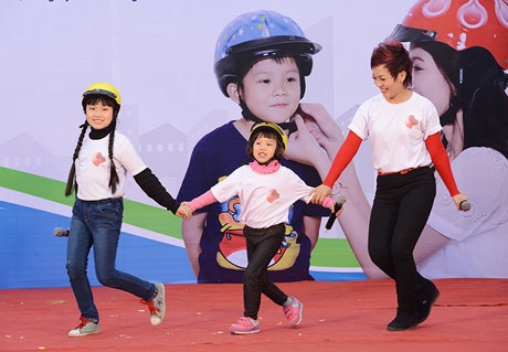 Bé Thái An (giữa) tự tin biểu diễn cùng mẹ và các bạn trên sân khấu