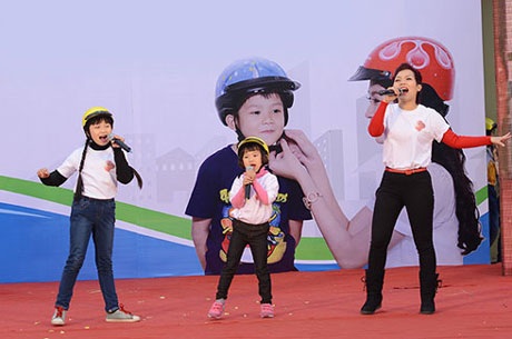 Bé Thái An (giữa) tự tin biểu diễn cùng mẹ và các bạn trên sân khấu