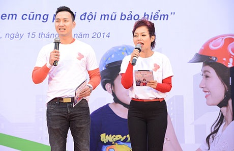 Ngoài biểu diễn, nữ ca sỹ còn nhận luôn vai trò dẫn chương trình cùng Thành Trung