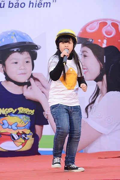 Chị đưa con gái đến tham dự chương trình. Bé Hồng Khanh biểu diễn đáng yêu trên sân khấu