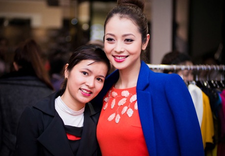 Jennifer tươi cười chụp ảnh cùng khán giả