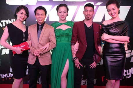 Nhiều người đẹp tham gia phim "Gác kiếm" - 2 Đạo diễn Tạ Huy Cường ( thứ hai từ trái sang) cùng các nghệ sỹ tại buổi ra mắt phim