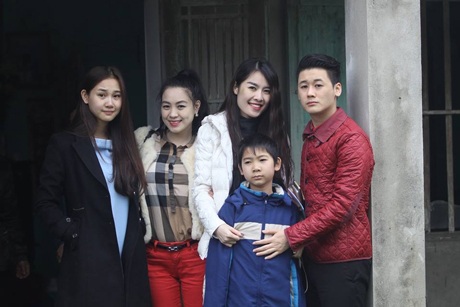 Quế Vân tặng 30 triệu cho bé lớp 7 phải chăm anh chị ruột ngớ ngẩn - 1 Từ trái sang: Thanh Trúc, Khánh Linh, Quế Vân và em trai đến thăm nhà bé Đạt