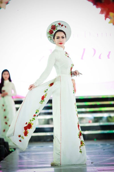 Lâm Chi Khanh hát duyên dáng tại Lễ hội áo dài - 13 Ca sỹ Nhật Kim Anh cũng xuất hiện trên sân khấu với vai trò người mẫu