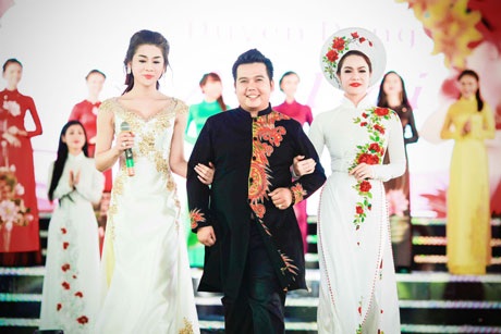 Lâm Chi Khanh hát duyên dáng tại Lễ hội áo dài - 2 Ca sỹ Lâm Chi Khanh, Nhật Kim Anh là bạn bè thân thiết của NTK Minh Châu