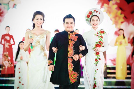 Lâm Chi Khanh hát duyên dáng tại Lễ hội áo dài - 3 Ca sỹ Lâm Chi Khanh, Nhật Kim Anh là bạn bè thân thiết của NTK Minh Châu