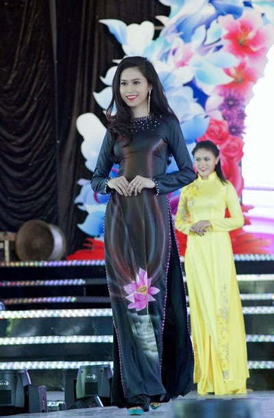 Lâm Chi Khanh hát duyên dáng tại Lễ hội áo dài - 5 Các người đẹp trình diễn áo dài