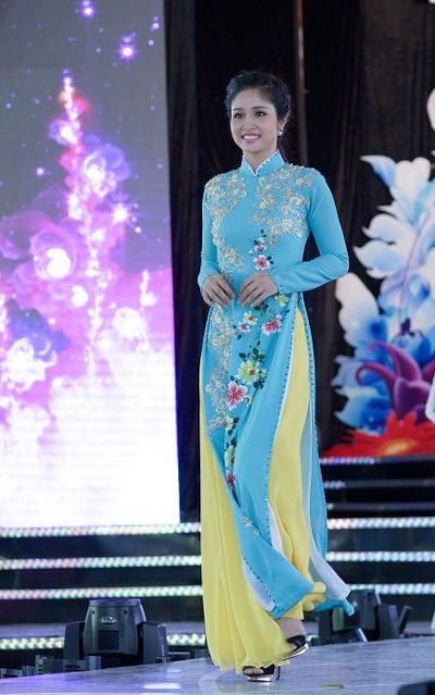 Lâm Chi Khanh hát duyên dáng tại Lễ hội áo dài - 7 Các người đẹp trình diễn áo dài