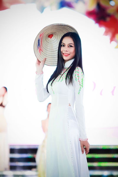 Lâm Chi Khanh hát duyên dáng tại Lễ hội áo dài - 10 Các người đẹp trình diễn áo dài