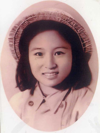 Những cô gái xinh đẹp trên chiến trường Điện Biên - 12 Y tá Vũ Thị Nhâm, 22 tuổi, rạng rỡ trong bộ quân phục đầu tiên trước khi vào chiến trường Điện Biên