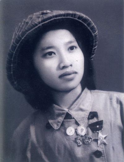 Những cô gái xinh đẹp trên chiến trường Điện Biên - 3 Y tá Phạm Thị Tín, 21 tuổi, người Hà Nội. Bà bị đau mắt đơn vị cho ở lại vẫn quyết tâm đi chiến đấu