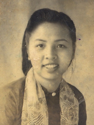 Những cô gái xinh đẹp trên chiến trường Điện Biên - 4 Y tá Nguyễn Thị Hồng Minh, 20 tuổi, từ một nữ sinh Hà Nội đầy bỡ ngỡ đã trở thành nữ chính trị viên
