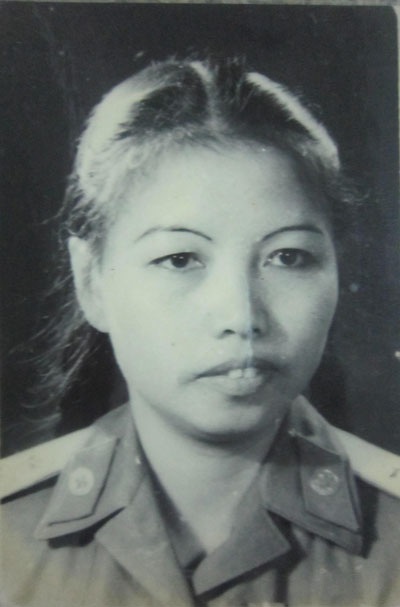 Những cô gái xinh đẹp trên chiến trường Điện Biên - 7 Y tá Nguyễn Thị Hồng Minh, 20 tuổi, từ một nữ sinh Hà Nội đầy bỡ ngỡ đã trở thành nữ chính trị viên