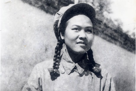 Những cô gái xinh đẹp trên chiến trường Điện Biên - 9 Y tá Nguyễn Thị Hồng Minh, 20 tuổi, từ một nữ sinh Hà Nội đầy bỡ ngỡ đã trở thành nữ chính trị viên