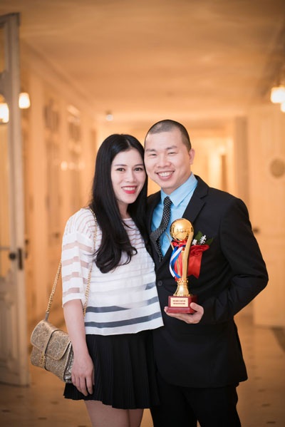 Diễn viên Hải Anh nhận giải Nhà quản lý xuất sắc - 3 Vợ diễn viên Hải Anh, NTK Minh Nguyệt đến cổ vũ chồng