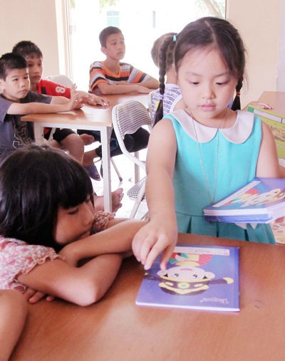 Cựu người mẫu Thúy Hằng đưa hai con đi từ thiện dịp 1/6 - 1 Cựu người mẫu Thúy Hằng đưa hai con đi từ thiện dịp 1/6