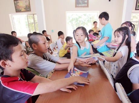 Cựu người mẫu Thúy Hằng đưa hai con đi từ thiện dịp 1/6 - 2 Cựu người mẫu Thúy Hằng đưa hai con đi từ thiện dịp 1/6
