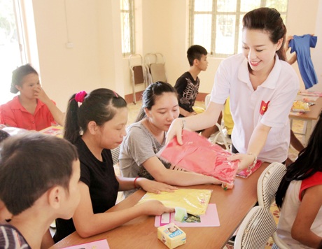 Cựu người mẫu Thúy Hằng đưa hai con đi từ thiện dịp 1/6 - 3 Tr
