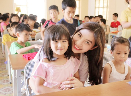 Cựu người mẫu Thúy Hằng đưa hai con đi từ thiện dịp 1/6 - 6 Người đẹp Phan Hương Giang cũng tham gia hoạt động ý nghĩa này
