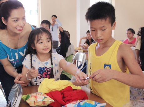 Cựu người mẫu Thúy Hằng đưa hai con đi từ thiện dịp 1/6 - 7 Cựu người mẫu Thúy Hằng động viên con gái giao lưu, tặng quà với các bạn