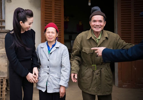 Gia đình ông Tái rất xúc động khi Hoa hậu Thu Hoài đến thăm và tặng quà gia đình ông