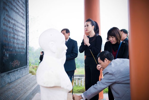 Thu Hoài cùng cả đoàn thắp nhang tại