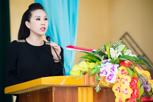 Hoa hậu Thu Hoài đồng cảm với hoàn cảnh những người kém may mắn mơi đây