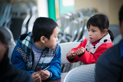 ...và trẻ em xã bản ngoại đến hội trường nhận quà