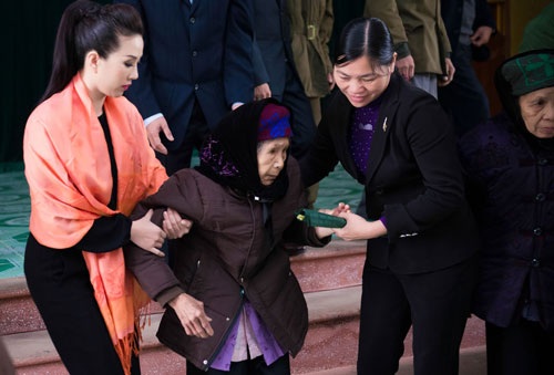 Thu Hoài giúp đỡ,