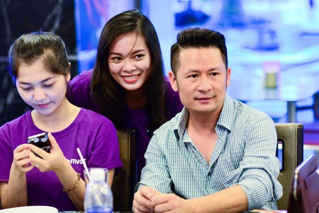 Một số hình ảnh mới nhất về Bằng Kiều gặp gỡ và ký tặng đĩa cho người hâm mộ tại TPHCM: