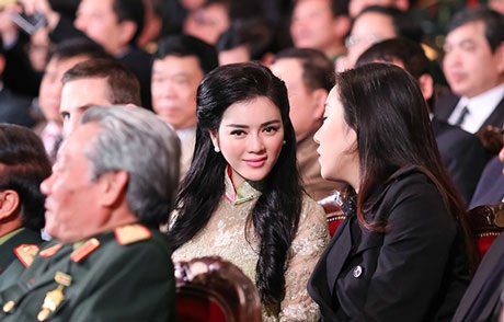 Lý Nhã Kỳ trò chuyện thân mật với Ngô Phương Lan trước khi diễn ra chương trình