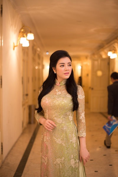 Lý Nhã Kỳ diện
chiếc áo dài màu phấn hồng nhẹ nhàng, nền nã tới dự chương trình