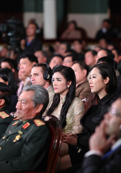 Lý Nhã Kỳ- Ngô Phương Lan chăm chú theo dõi chương trình