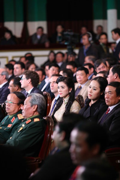 Lý Nhã Kỳ- Ngô Phương Lan chăm chú theo dõi chương trình