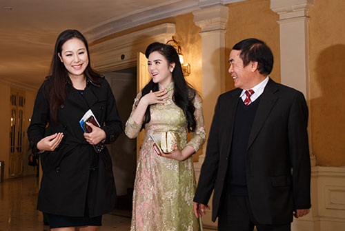 Lý Nhã Kỳ- Ngô Phương Lan chăm chú theo dõi chương trình