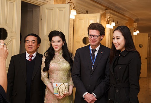 Hai người đẹp nhận lời mời chụp ảnh kỷ niệm