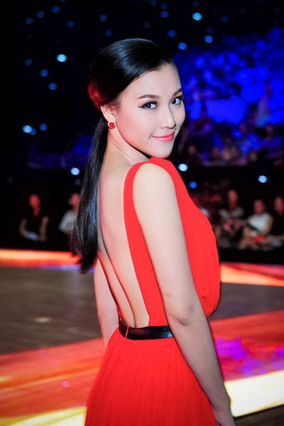 Á hậu Hoàng Oanh diện váy xẻ khoe làn da trắng sứ - 3 Á hậu Hoàng Oanh quyến rũ mọi góc nhìn