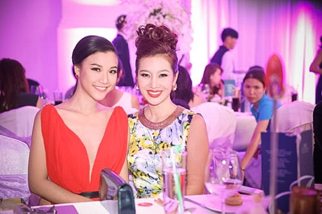 Á hậu Hoàng Oanh diện váy xẻ khoe làn da trắng sứ - 9 Hoàng Oanh tái ngộ Hoa khôi Thu Hương