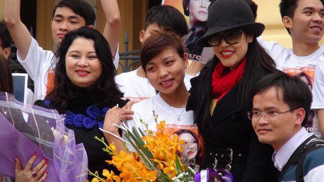 Vợ chồng ca sỹ Thu Phương làm từ thiện tại chùa Bồ Đề - 2 Thu Phương trở về Việt Nam trong sự chờ đợi của nhiều khán giả yêu mến