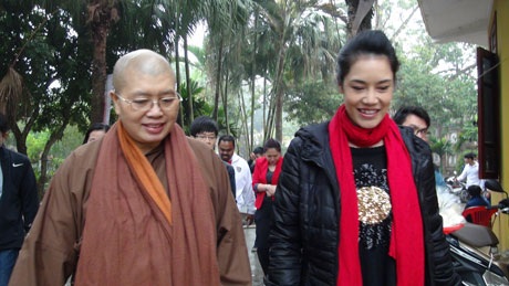 Vợ chồng ca sỹ Thu Phương làm từ thiện tại chùa Bồ Đề - 5 Hà Thanh