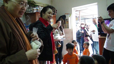 Vợ chồng ca sỹ Thu Phương làm từ thiện tại chùa Bồ Đề - 6 Hà Thanh